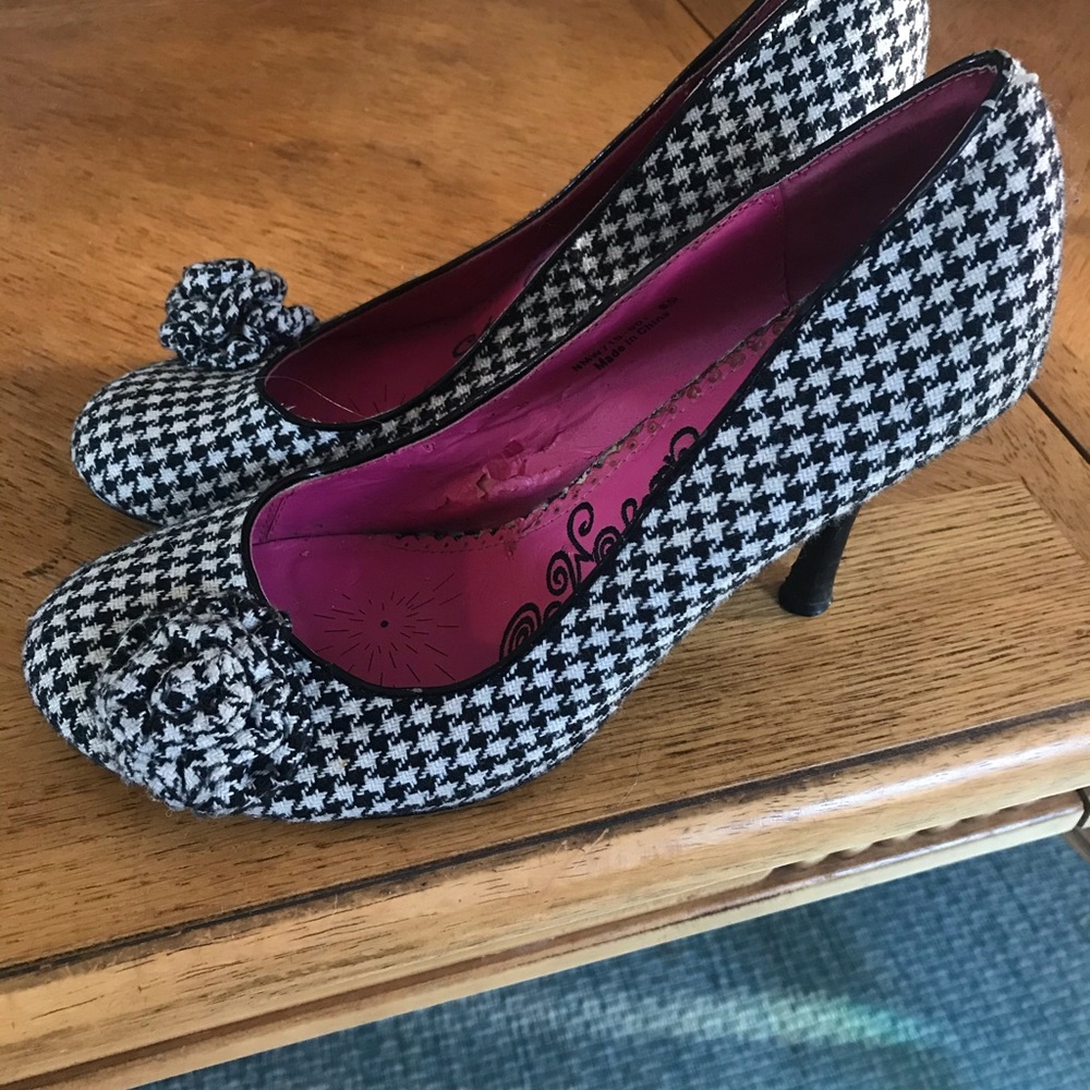 Heels - Picture 2 of 3